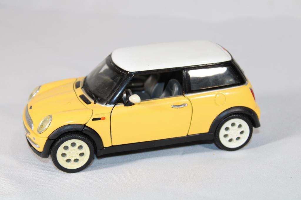 2001 Mini Cooper Diecast Car (1 of 5)