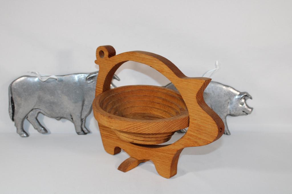 Pig Wood Collapsible Basket, Metal Trivets: good overall as pictured