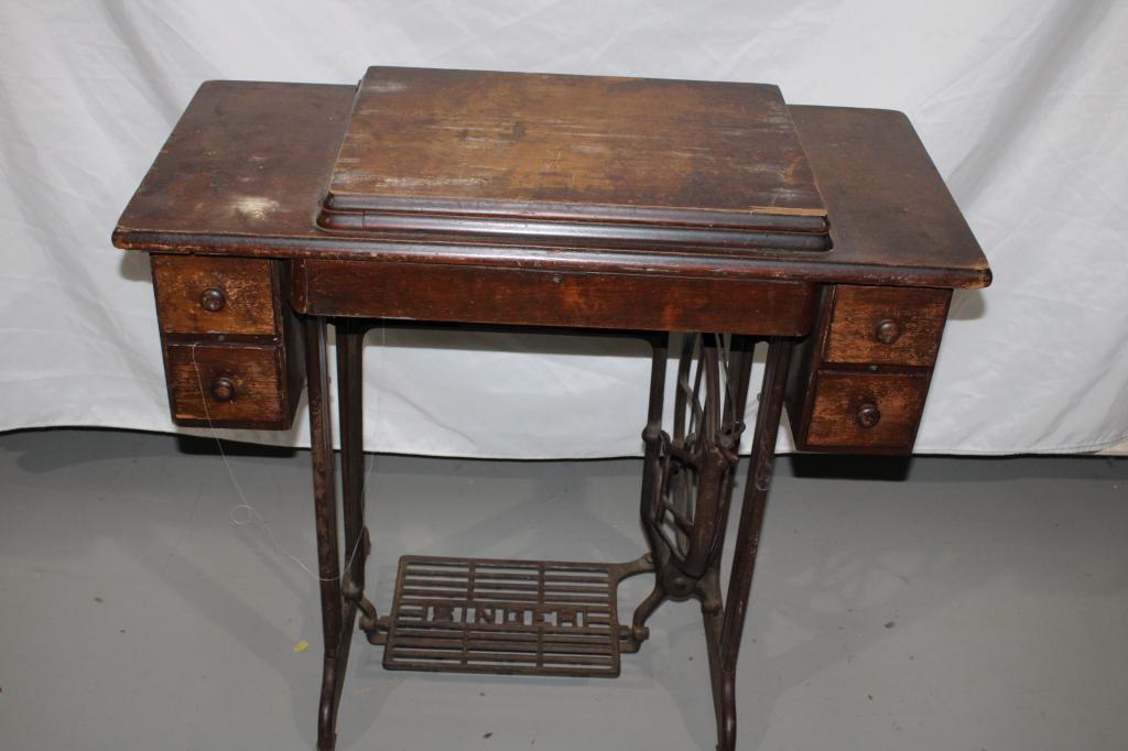 Singer Sewing Machine with Cast Iron Base (1 of 4)