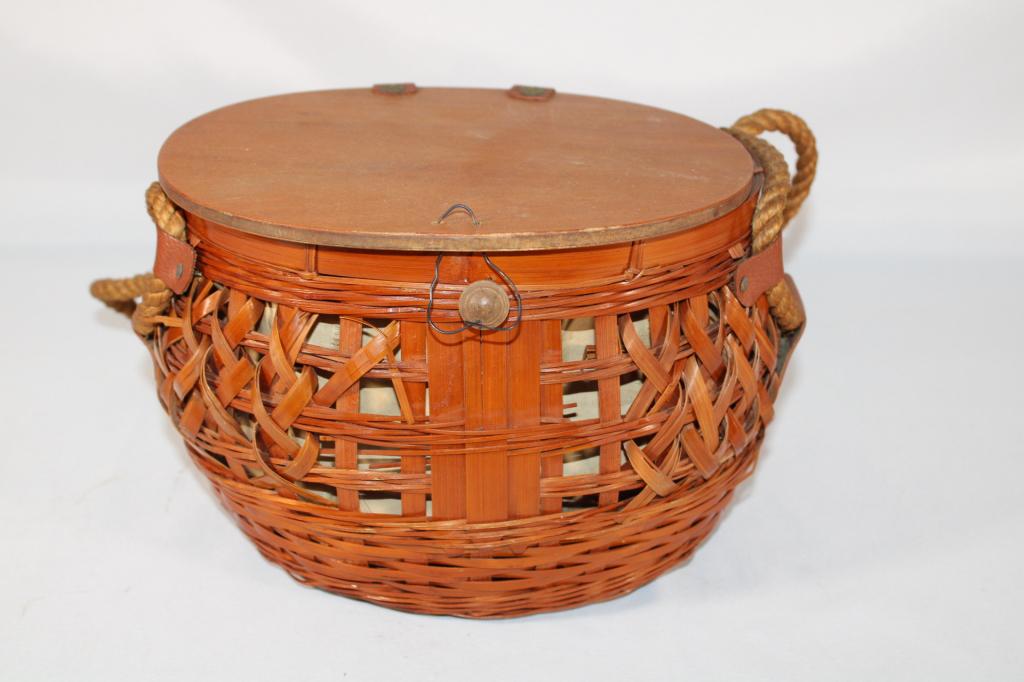 Vintage Le Jule Basket Purse: Latch has been replaced with paperclip. Otherwise good as pictured.