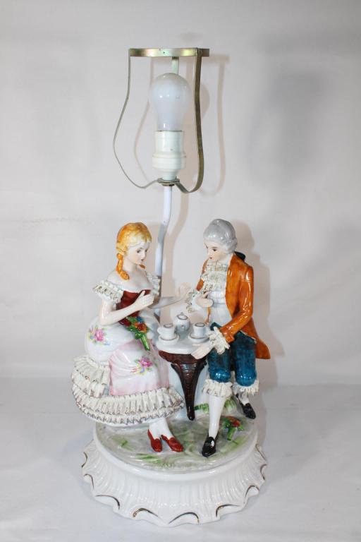 Victorian Couple Figurine Lamp (1 of 5)