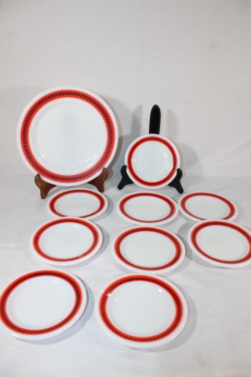 Vintage Pyrex Fleur De Lis Cherry Red Plates (1 of 6)