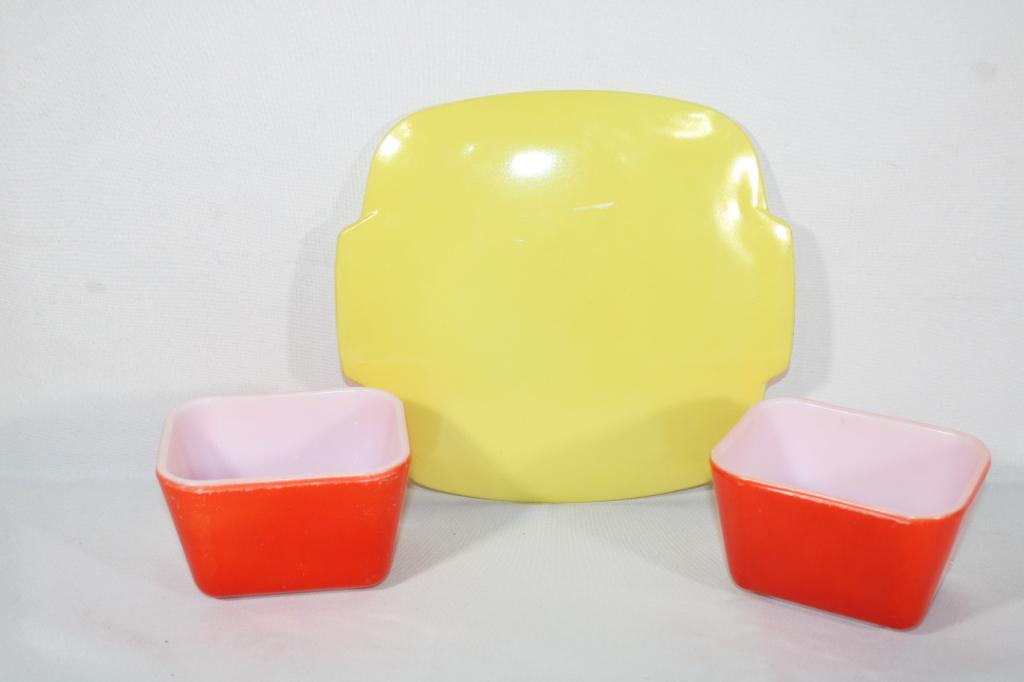 Pair Pyrex Refrigerator Dishes Red, Yellow Lid (1 of 2)