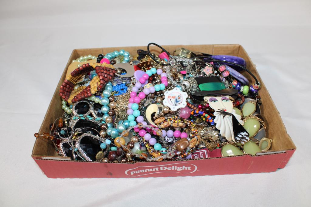 Lot of Costume Jewelry: good overall as pictured