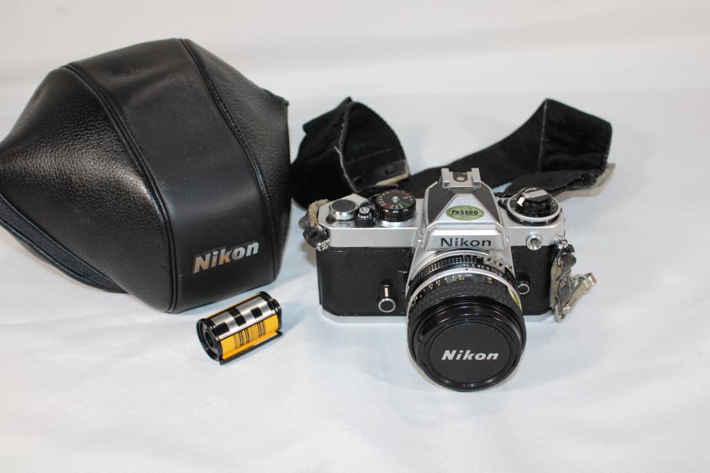 Vintage Nikon 35mm Camera and case (1 of 5)