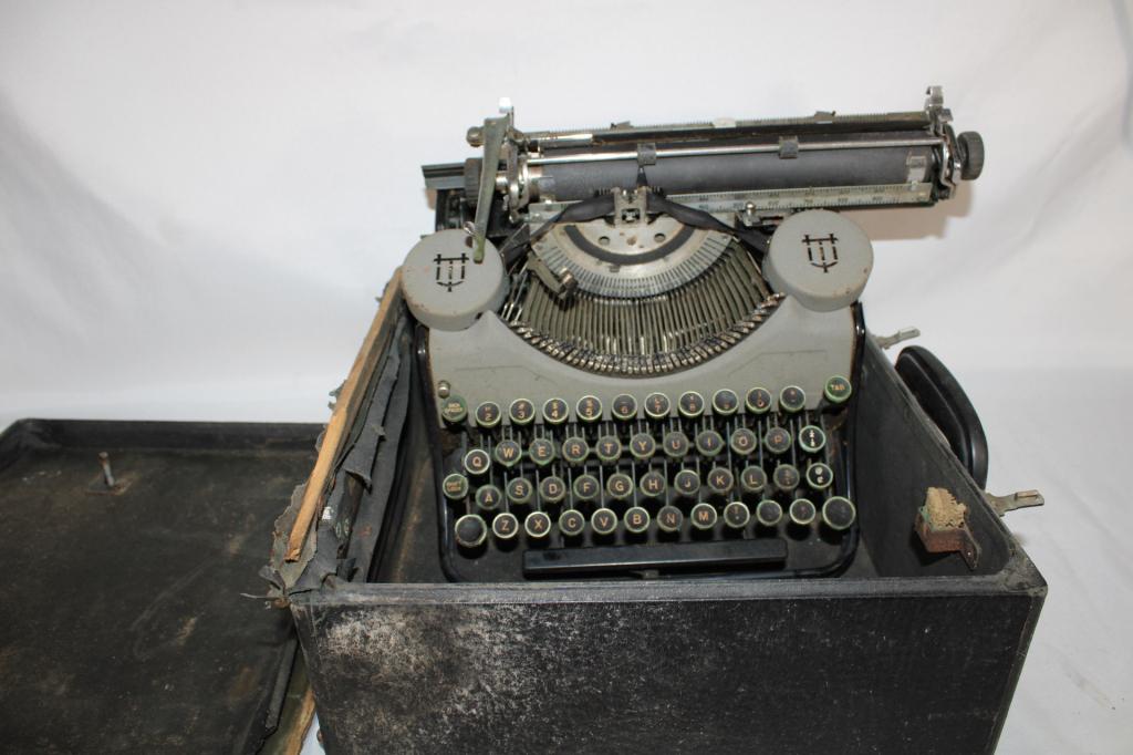 Vintage Underwood Champion Typewriter: As pictured. Case top has seperated from base.