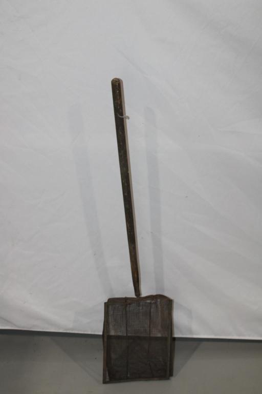 Primitive Wood & Metal Campfire Popcorn Basket: good overall as pictured