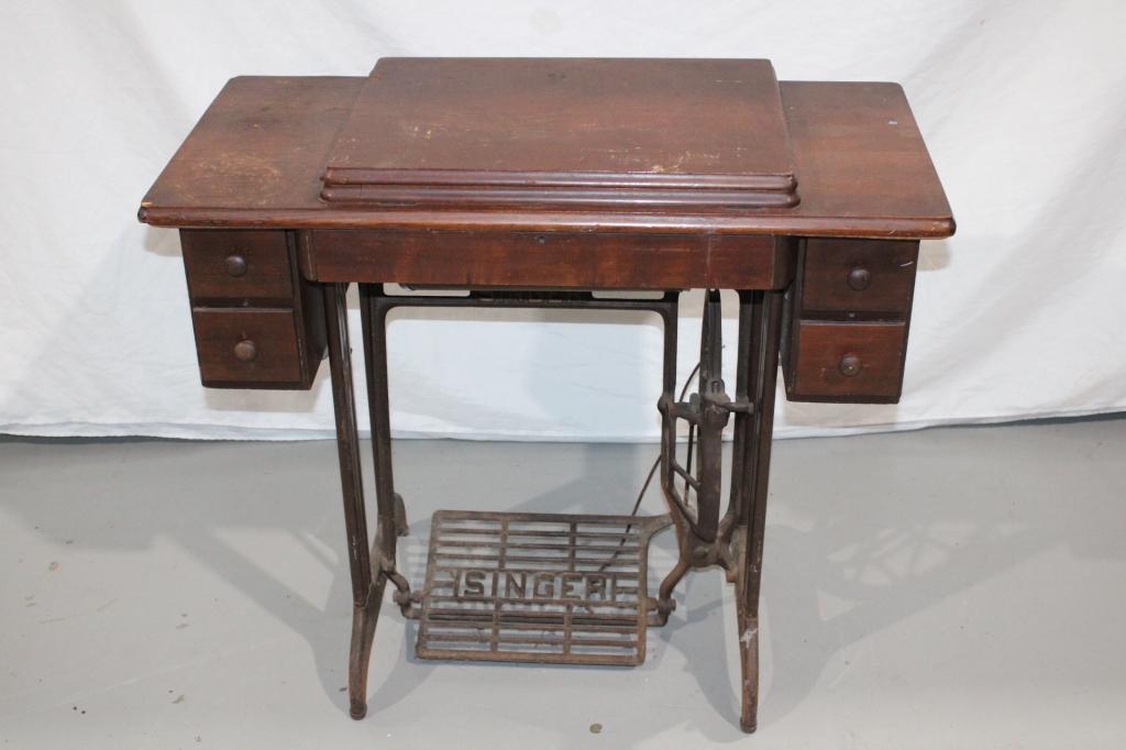 Vintage Singer Sewing Machine w/Cast Iron Stand (1 of 4)
