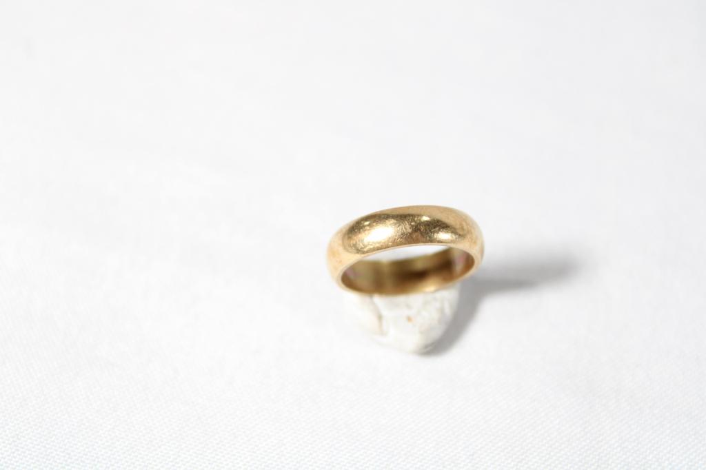 14k Gold Wedding Band Ring: marked GB 14K P - size 5; weighs about 4.06 grams