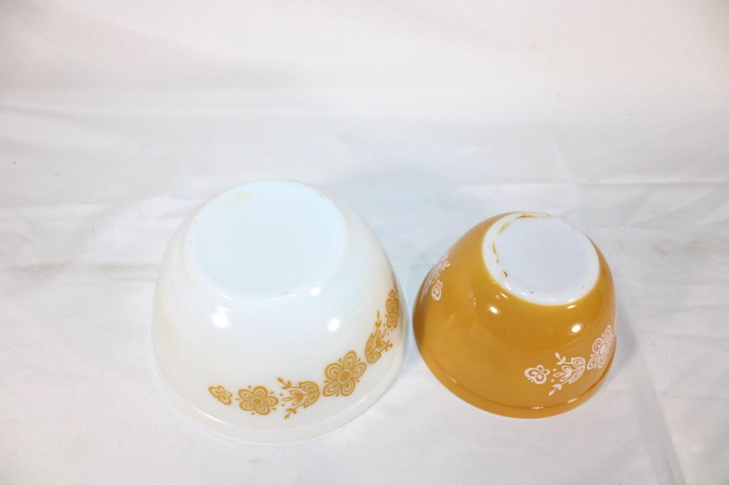 Lot of 2 Pyrex Butterfly Gold Mixing Bowls: 1 1/2 Pint and 1 1/2 Quart size bowls. Good overall as pictured.