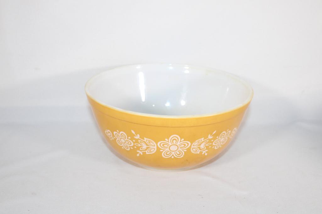 Pyrex Butterfly Gold Mixing Bowl 403: Good overall as pictured.
