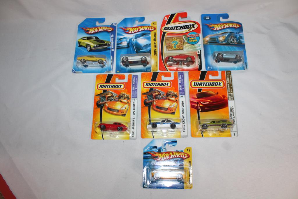 Lot of Hot Wheels and Matchbox Diecast Cars: Good overall as pictured.