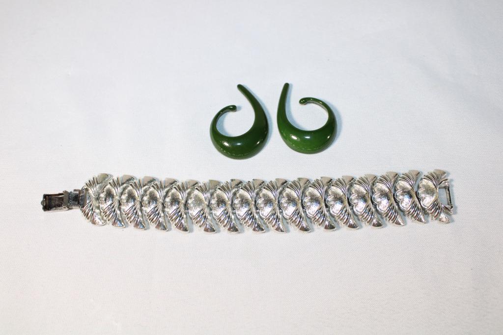 Coro Silver Tone 7" Bracelet and Green Earrings (1 of 5)