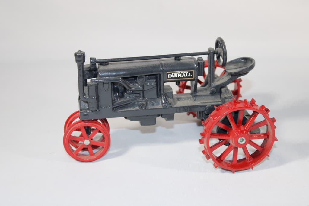 JLE Diecast 1/16 Scale Farmall F-20 Tractor (1 of 4)