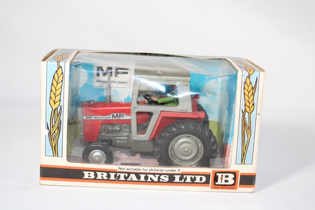 Britains LTD 1:32 Scale Massey Ferguson Tractor (1 of 3)