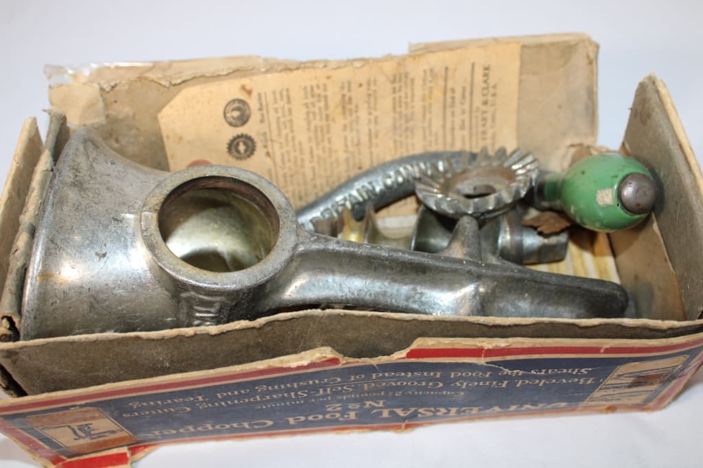Vintage Universal Food Chopper No 2 in Box (1 of 2)