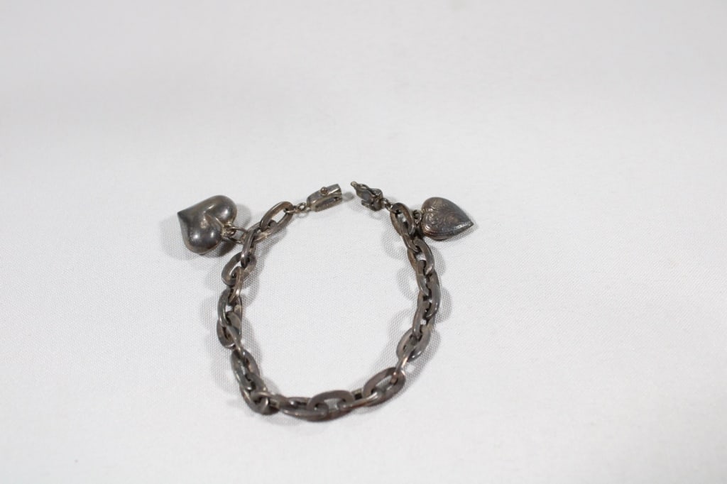 Sterling Silver Bracelet w/ Heart Charms: Good overall as pictured. Measures about 7" long. 0.53 ozt.