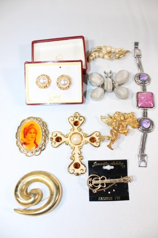 Lot of Fashion Brooches Earrings & Bracelet: Good overall as pictured.