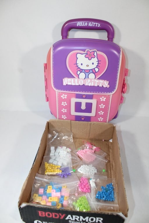 2002 Flying Colors Toys Hello Kitty Rolling Bag Auction