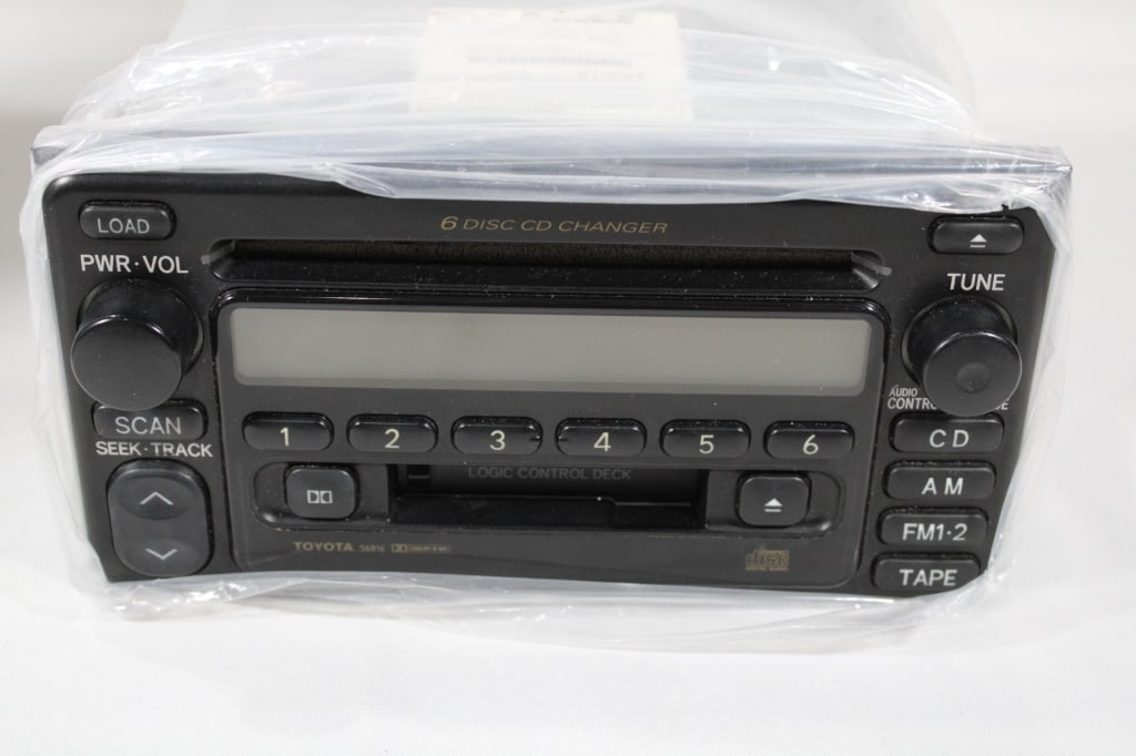 2003 Toyota Highlander CD player (1 of 2)