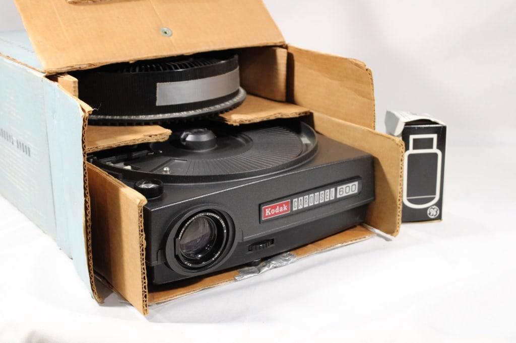 KODAK carousel Projector and light bulb (1 of 2)