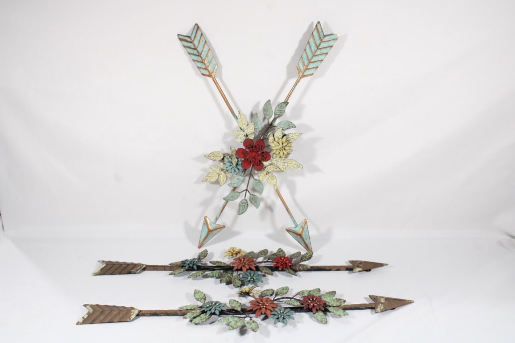 Large lot of metal arrow and flower wall decor (1 of 3)