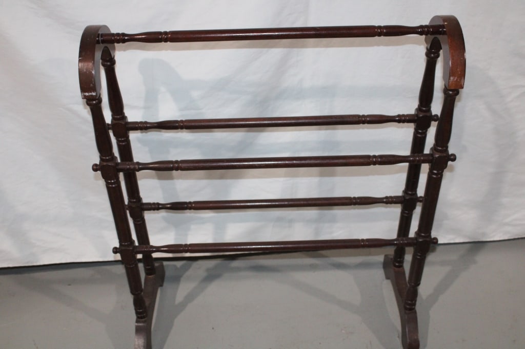 Wood Floor Standing Quilt Racki: Good overall as pictured