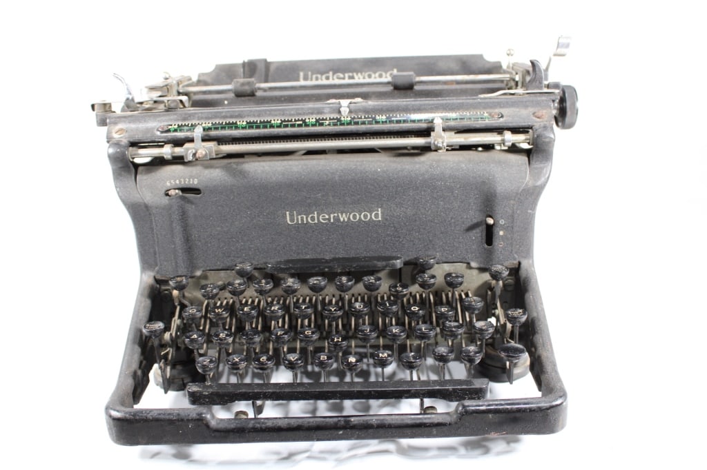 Vintage Underwood Typewriter SN 6062114 (1 of 5)