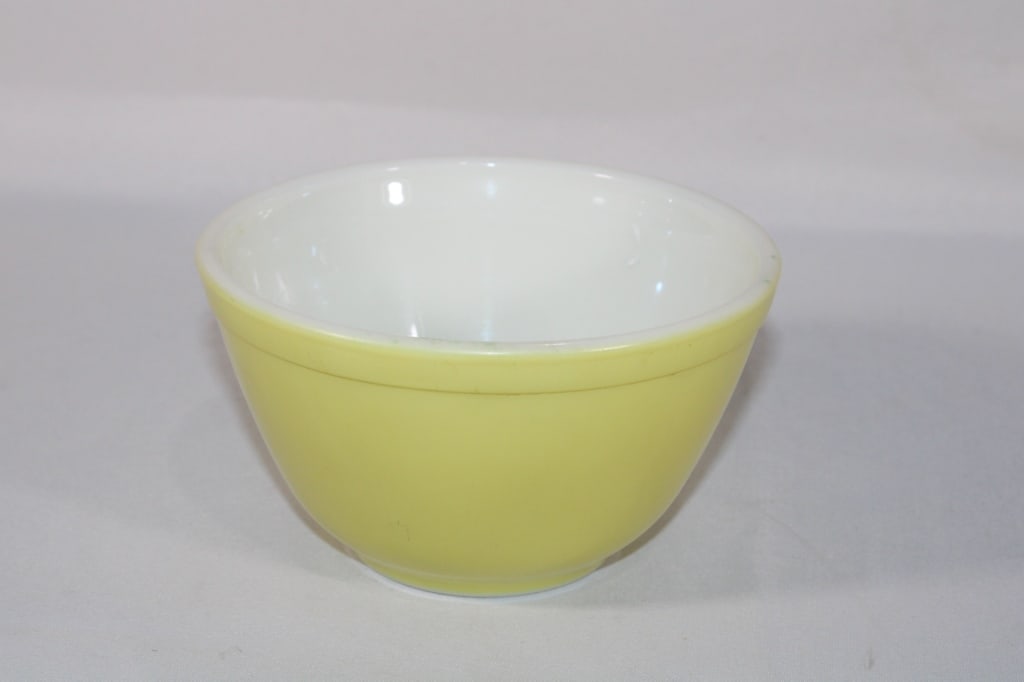 Pyrex 401 Yellow Mixing Bowl: good overall as pictured