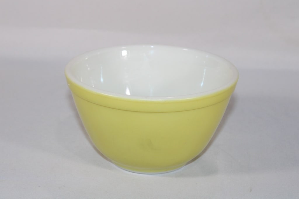 Pyrex 401 Yellow Mixing Bowl: good overall as pictured