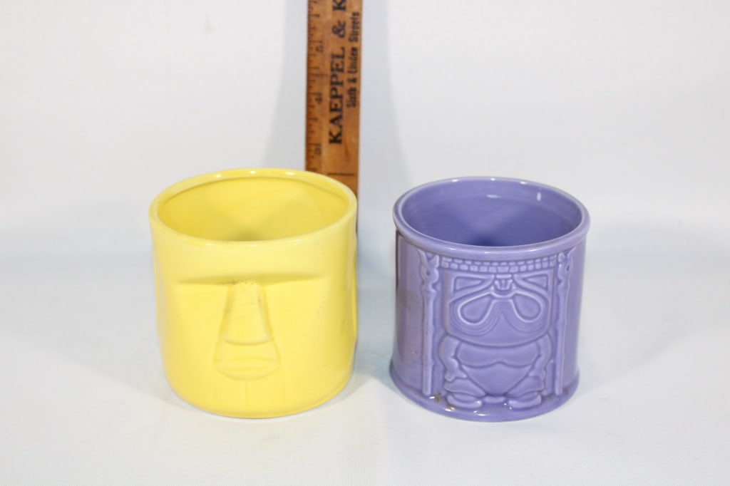 Two vintage WHALERS small tiki mugs (1 of 2)