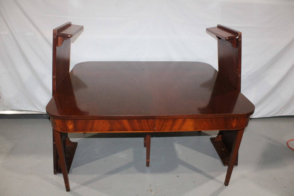 Biggs Richmond Va Dining Table With Leaves/cover Auction