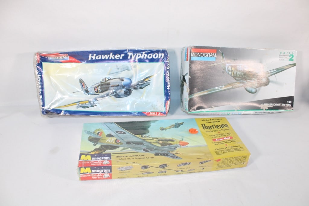 3 Model Airplanes Hawker Typhoon, Messerschmitt et (1 of 4)