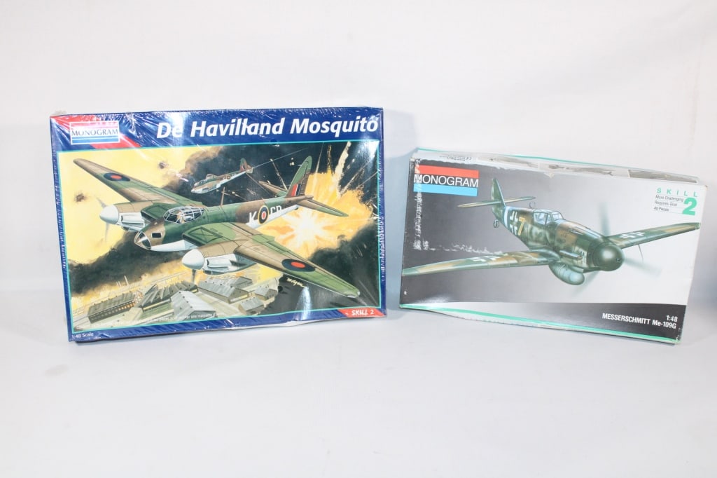 2 Model Airplanes De Havilland Mosquite  etc. New (1 of 3)