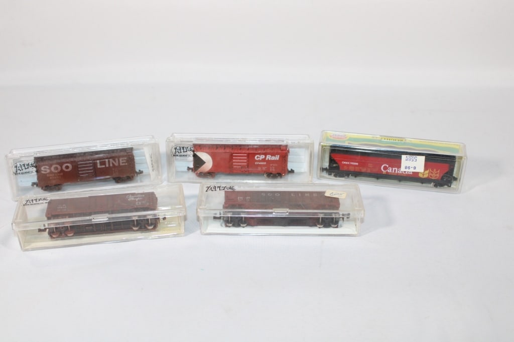 4 Atlas Model Train Cars / Model Power Freight Car (1 of 5)