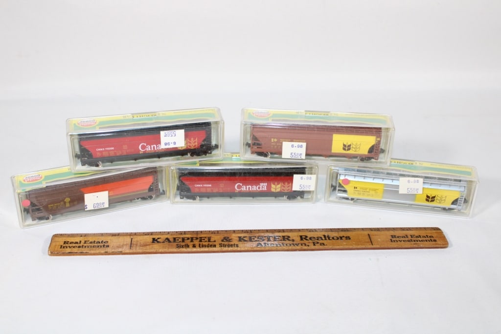 Lot of 5 Model Power Model Train Cars - Freight: Good overall as pictured