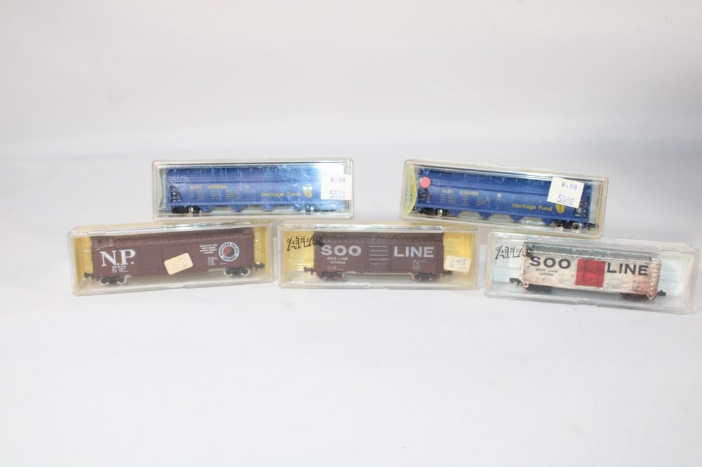 3 Atlas Model Train Cars /2 Model Power Train Cars (1 of 4)