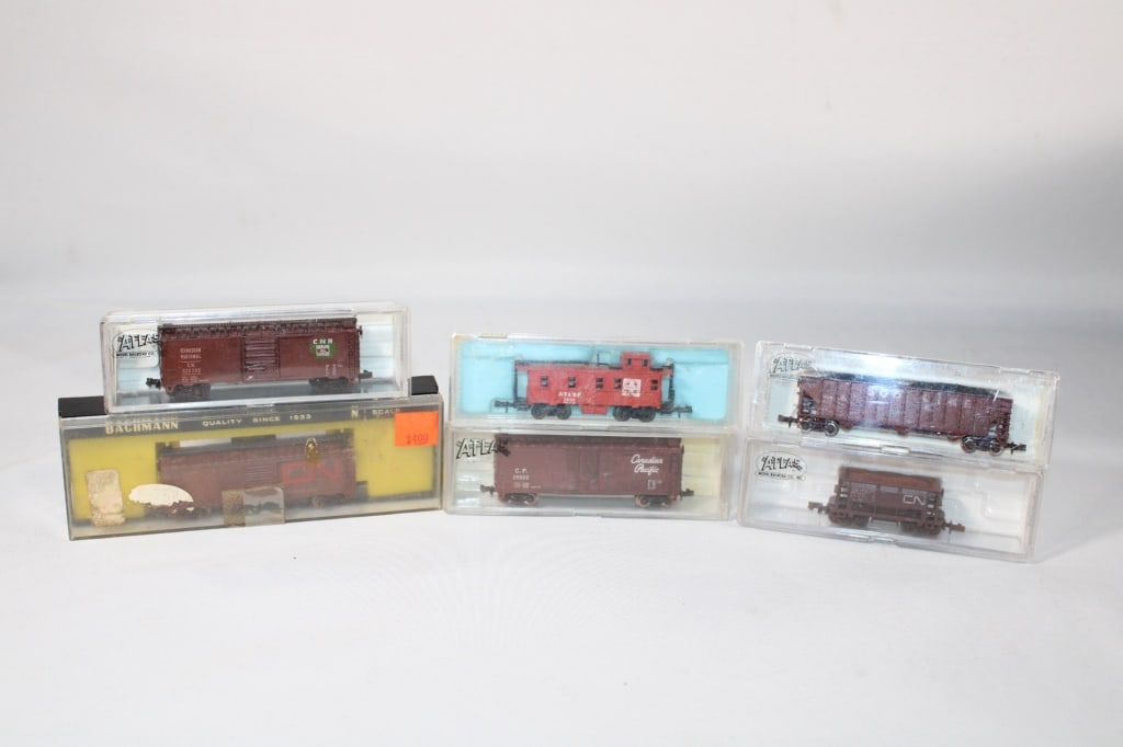 4 Atlas Model Train Cars / 1 Bachman Train Car (1 of 4)