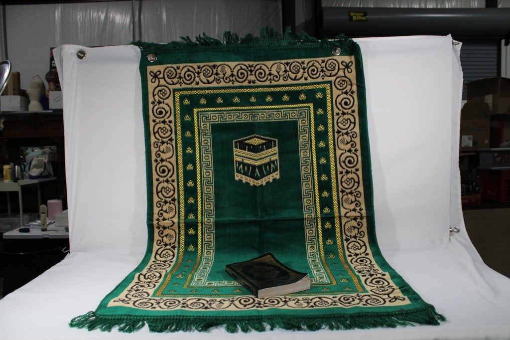 The Clear Quran with Prayer Rug: Good Overall as Pictured