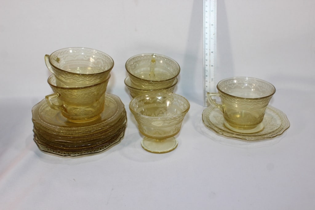 Set of yellow Depression Glass tea cups and plates (1 of 2)