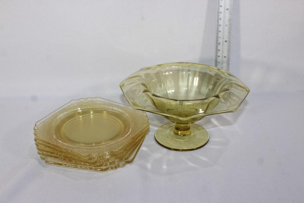 Set of yellow Depression glass dishes (1 of 3)