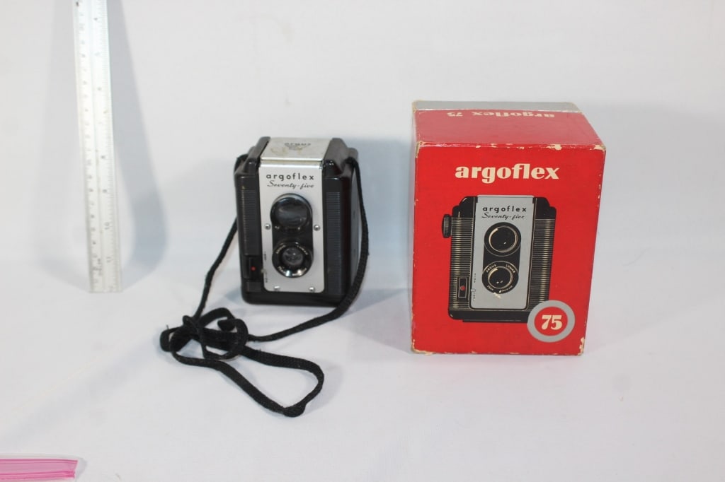 Vintage Argoflex 75 camera with box (1 of 3)