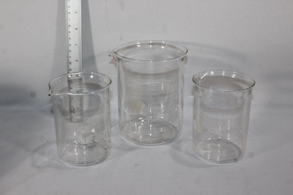 Three vintage Pyrex beakers (1 of 3)