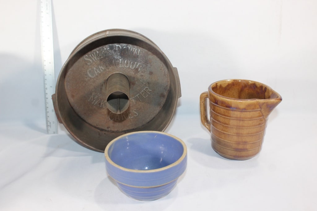 VTG Swans cake flour pan,pitcher, mixing bowl (1 of 3)