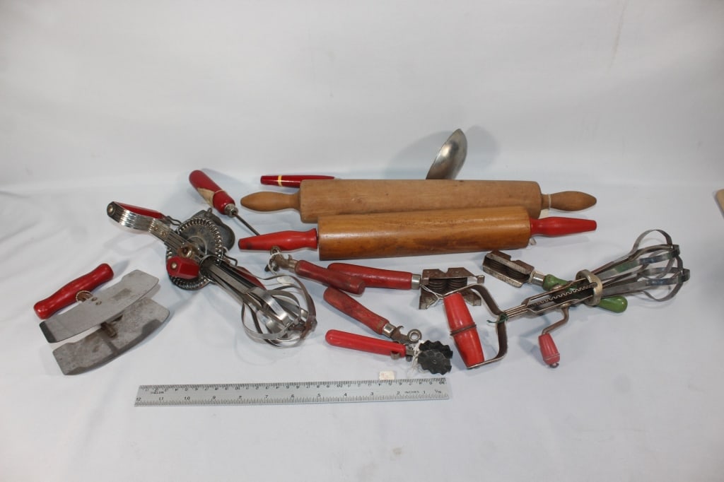 Large lot of vintage kitchen utensils (1 of 3)