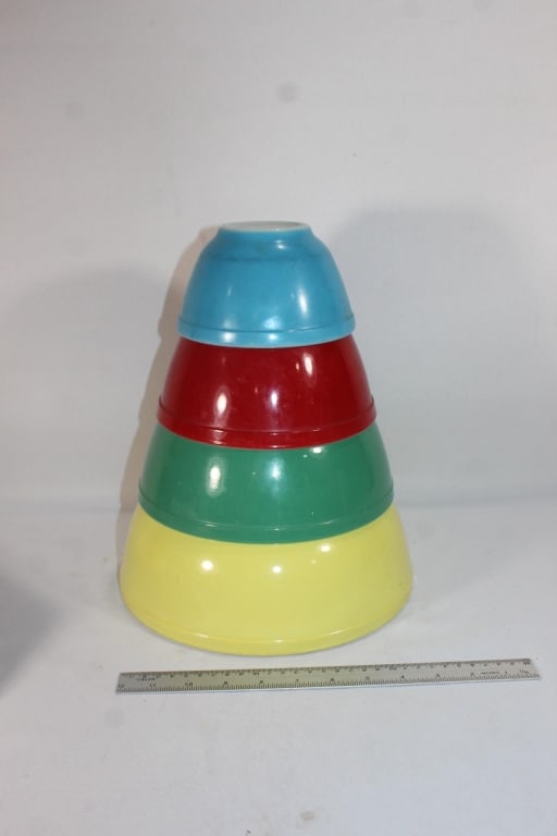 Pyrex primary set of mixing bowls: Good overall as pictured Some scratches-see photos