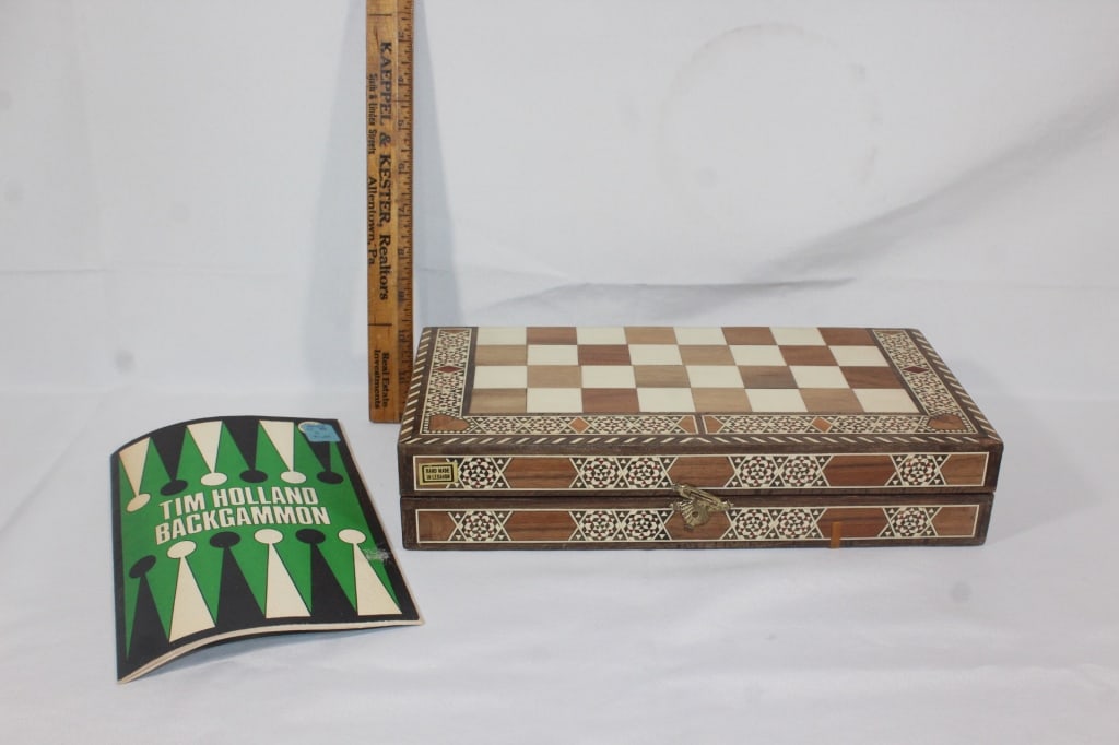 VTG inlaid wood wood travel chess/backgammon set (1 of 4)