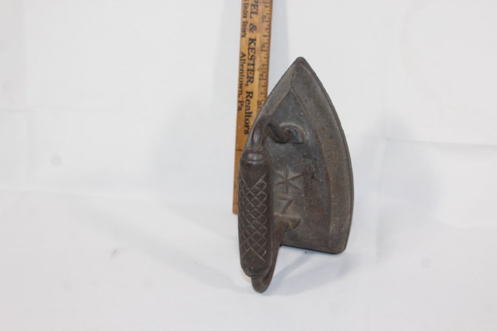 Antique Cast iron Iron marked 7: Good overall as pictured