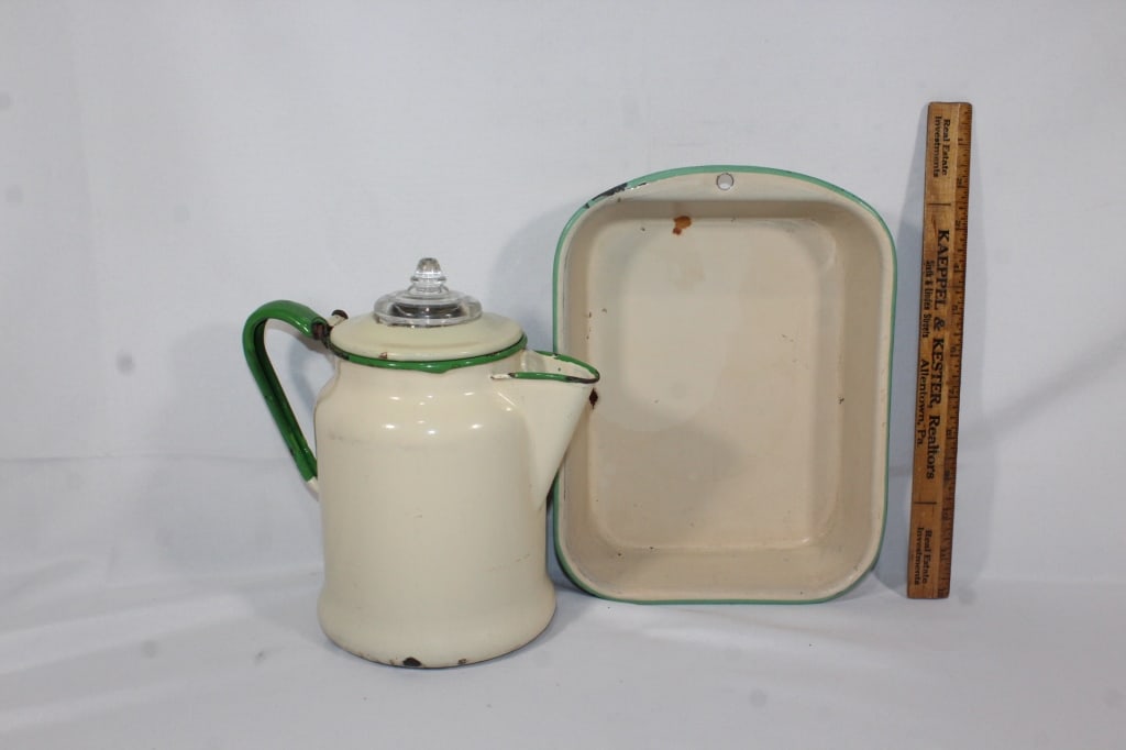 VTG unmarked enamel pan and coffee pot (1 of 2)