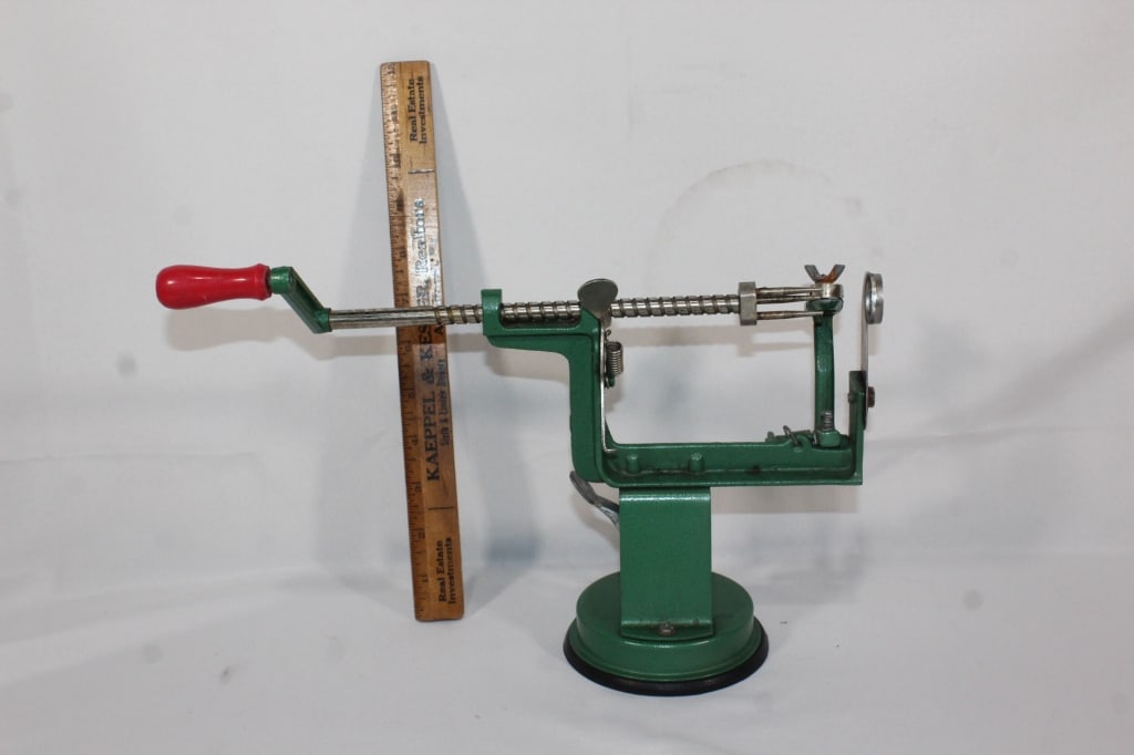 VTG metal table top apple peeler (1 of 2)